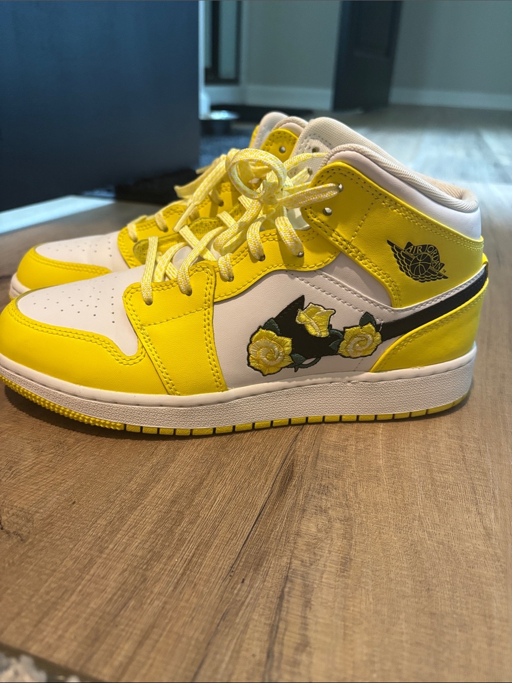 Air Jordan 1 MID SE (GS) Dynamic Yellow/Black-White